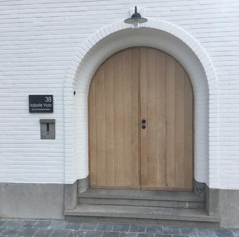 Isabelle-Viola-Schoonheidsspecialiste-en-medische-pedicure-Dendermonde epilatie wenkbrouwen